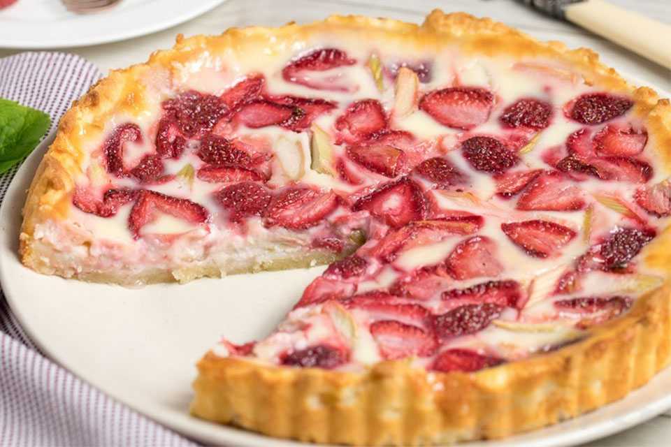 Пирог с творогом и клубникой – 7 рецептов