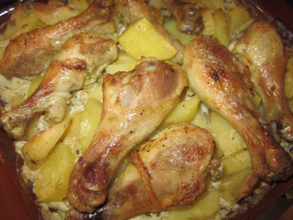 Курица с картошкой в духовке - очень вкусно!
