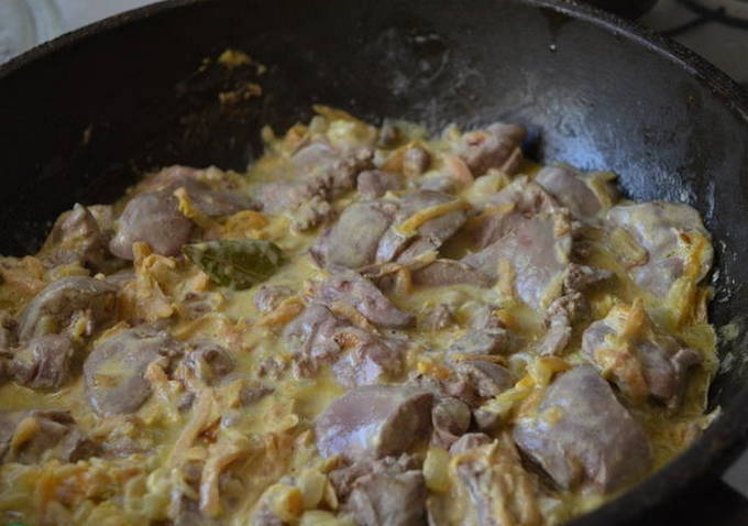 Строгановская куриная печень тушеная