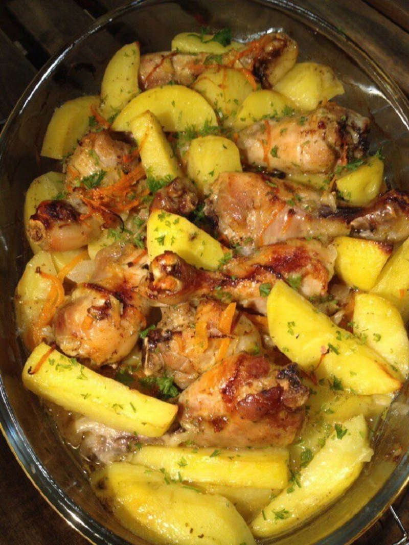 Готовим вкусные куриные бедра в духовке с ломтиками картошки — самые удачные рецепты