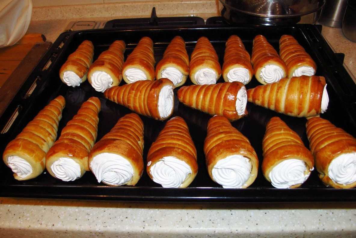 Трубочки из слоёного теста с белковым кремом - рецепт с фото